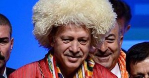 أردوغان يظهر بجلباب أحمر اللون ويضع شعر خاروف فوق رأسه