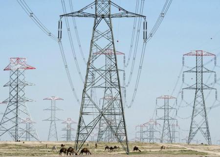 أبراج تابعة لشبكة كهرباء في الصحراء الكويتية
