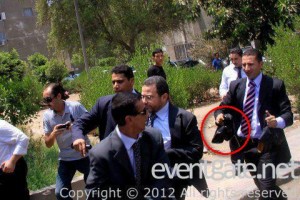 1القصة الكاملة التى جعلت مرسى يخرج من المسجد حافيا