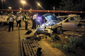  رجال شرطة اسرائيليون يفحصون حطام السيارة