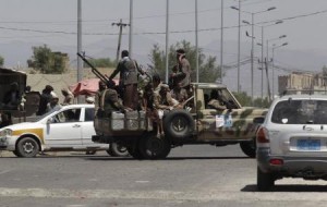 أفراد من المتمردين الحوثيين يخفرون شارعا في صنعاء 