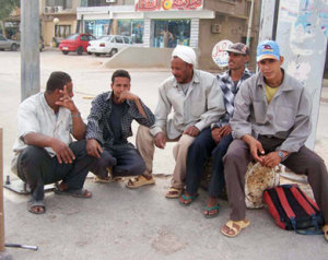 العمال المصريين في ليبيا وتهديد بحرق السفارة المصرية بعد اعادة بث قناة القذافى