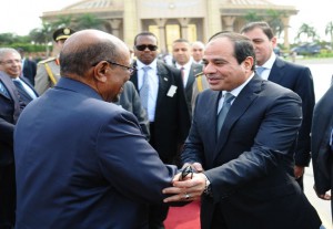 البشير يغادر القاهرة ويشكر السيسي على حسن الضيافة