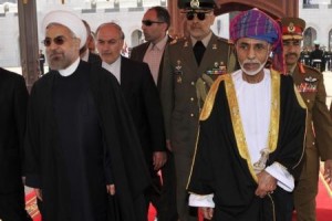 السلطان قابوس (الى اليمين) يستقبل الرئيس الايراني حسن روحاني في مسقط 