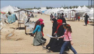 الفلسطينيون يعودون الى بيوتهم في المخيم