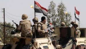 جنود على متن مركبات عسكرية يتجهون نحو منطقة الجورا في مدينة العريش 
