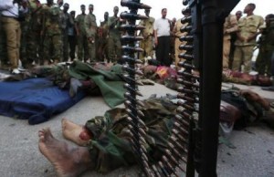 جنود يعرضون جثث ثلاثة مقاتلين من حركة الشباب في مقديشو