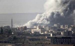 دخان يتصاعد من بلدة كوباني السورية في صورة التقطت من الجانب التركي