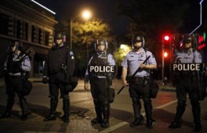 ضباط شرطة يغلقون تقاطعا خلال احتجاج في منطقة سانت لويس بولاية ميزوري الأمريكية