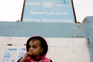 طفل فلسطيني أمام مقر الأونروا في قطاع غزة 3