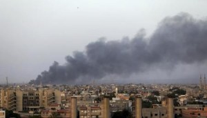 اعمدة دخان تتصاعد في سماء بنغازي عقب اشتباكات بين قوات مجلس شورى ثوار بنغازي وقوات اللواء المتقاعد خليفة حفتر
