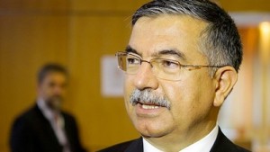وزير الدفاع التركي عصمت يلمظ 