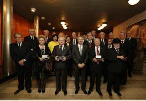 Post-dinner commemorative photo with 25 former presidents
