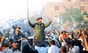 الرئيس السودانى عمر البشير وسط انصاره