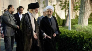 الرئيس الإيراني حسن روحاني مع المرشد الأعلى للنظام الإيراني علي خامنئي
