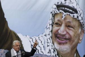 الرئيس الفلسطيني محمود عباس يلقي كلمة في رام الله يوم الثلاثاء بمناسبة الذكرى السنوية العاشرة لوفاة الزعيم الفلسطيني ياسر عرفات.