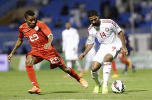عبدالعزيز صنقور لاعب الامارات وجمعة درويش لاعب منتخب عمان