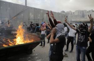 فلسطينيوين يرشقون الشرطة الاسرائيلية بالحجارة على اطراف القدس ي