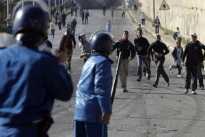 قتيلان و20 جريحا في صدامات بين متظاهرين والشرطة بالجزائر