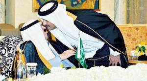 تميم يقبل راس العاهل السعودى