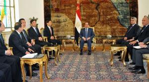 الرئيس المصرى عبد الفتاح السيسى ووزير الداخلية اللواء محمد إبراهيم، ووزير الخارجية سامح شكري خلال استقباله، بمقر رئاسة الجمهورية بمصر الجديدة، المبعوث الخاص للرئيس الصيني، وعضو المكتب السياسي، ورئيس اللجنة القانونية والأمنية للجنة المركزية للحزب الشيوعي الصيني، منج جيانتشو و السفير الصيني بالقاهرة.