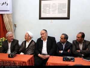 مسؤول إيراني يدعو لمواجهة السلفية في كنيس يهودي2