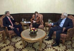 وزير الخارجية الامريكي جون كيري (الى اليسار) وبجواره اشتون ومحمد جواد ظريف وزير الخارجية الايراني خلال اجتماع في مسقط 