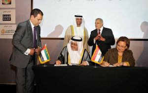 وزير الدولة الإماراتي سلطان الجابر ورئيس الوزراء المصري المهندس إبراهيم محلب يشهدان التوقيع