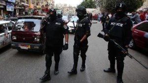 عناصر من الشرطة المصرية في شوارع في القاهرة