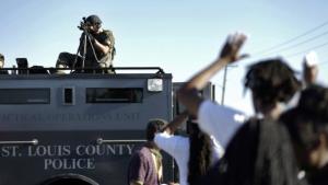 إرسال معدات عسكرية للشرطة المحلية عقب الاحتجاجات الشعبية الواسعة التي شهدتها مدينة "جيفرسون سيتي" عاصمة ولاية ميزوري على خلفية مقتل شاب على يد رجل شرطة