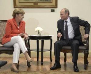 Russian President Vladimir Putin (R) meets with German Chancellor Angela Merkel in Rio de Janeiro 