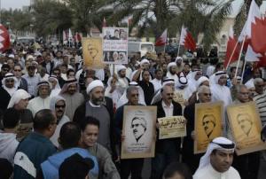 متظاهرون يشاركون في مسيرة في البحرين