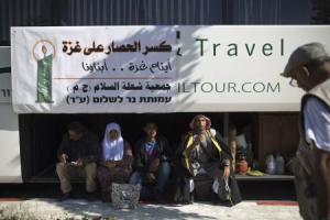 نشطاء يجلسون عند حافلة بانتظار اطفال فلسطينيين منعتهم حماس من زيارة اسرائيل