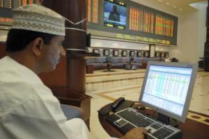 أحد المتعاملين في البورصة العمانية في مسقط 