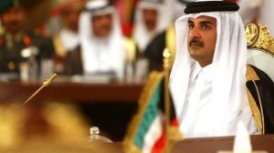  أمير قطر الشيخ تميم بن حمد آل ثاني خلال افتتاح القمة الخليجية في الدوحة