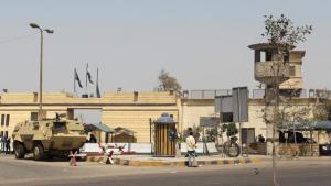 Egyptian policemen and soldiers stand gu