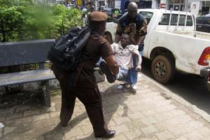 اشخاص يحلمون رجلا مريضا للكشف عليه خوفا من أن يكون مصابا بالايبولا 