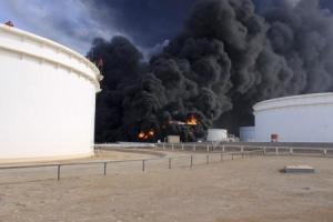 الدخان الكثيف يغطي سماء صهريج في ميناء السدر