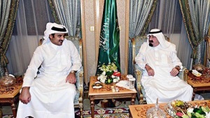 العاهل السعودي في لقاء مع أمير قطر