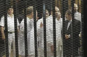 التلفزيون المصري: بدء محاكمة مرسي و131 آخرين في قضية اقتحام السجون