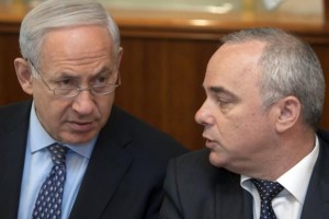 رئيس الوزراء الاسرائيلي بنيامين نتانياهو (يسار) في حديث مع الوزير يوفال شتاينيتز 