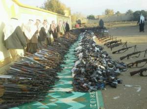صورة تظهر البنادق التي سلمها أفراد العشيرة 