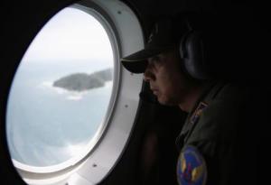 فرد طاقم طائرة تبحث عن الطائرة المكنوبة في اندونيسيا 