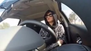 الناشطة لجين هذلول لدى اقترابها من الحدود السعودية