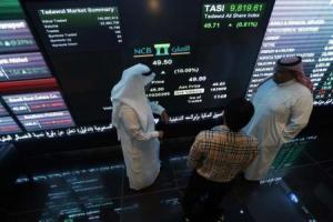 متعاملون اثناء التداول في البورصة السعودية في الرياض