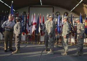 وزير الدفاع الأمريكي تشاك هاجل اثناء زيارته لقاعدة امريكية 