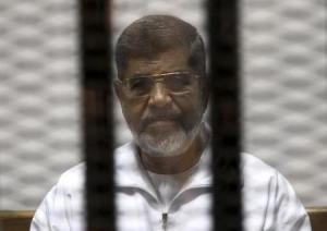 محمد مرسي أثناء محاكمته 