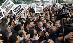 مظاهرات فى تركيا نطالب بحرية الصحافة والافراج عن الصحفية فريدريك جيردينك