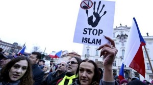 المئات يتظاهرون ضد الإسلام في التشيك