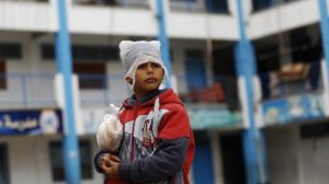 طفل نازح فلسطيني في احدى مدارس الاونروا حيث يعيش مع عائلته بعد تعرض منزلهم للتدمير خلال حرب غزة